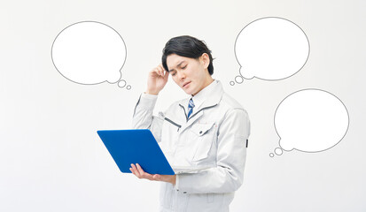 白背景でノートパソコンを持って悩む作業員　吹き出しあり