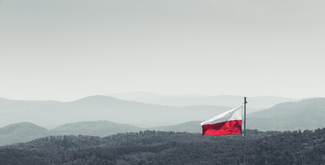 Fototapeta polska flaga na tle gór obraz