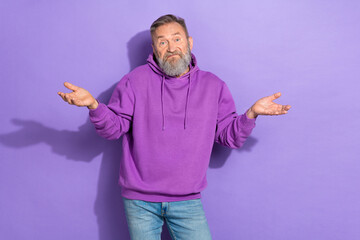Portrait photo of old aged senior attractive man wear stylish hoodie palms hands dont know idea puzzled isolated on purple color background