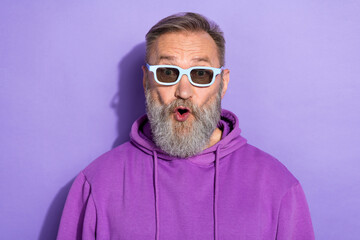 Photo of old senior positive good mood man dressed purple hoodie unbelievable unexpected reaction isolated on violet color background
