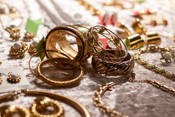 Obraz na płótnie Canvas Gold retro jewelry at the vintage market. Closeup.