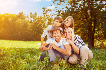 Glückliche Familie mit zwei Kindern im Urlaub in Natur