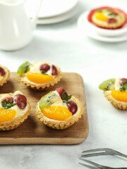 Obraz na płótnie Canvas Delicious mini pie with fresh fruits, close up 