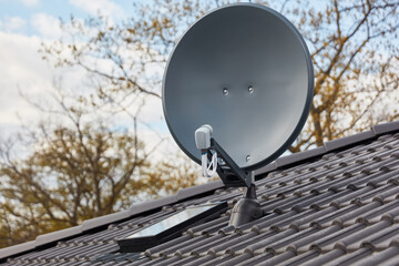 Moderne Satellitenschüssel auf Dach vom Haus für TV