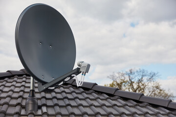 Satellitenschüssel auf Dach von Haus für SAT Empfang