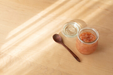 テーブルの上のジャムとスプーン