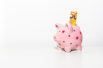 Euro Schein in einem Sparschwein um Geld zu sparen in der Krise