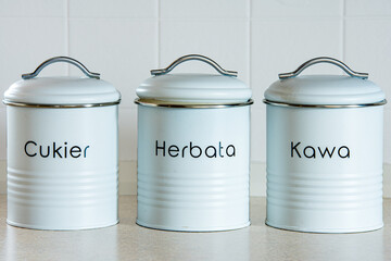 białe pojemniki metalowe do przechowywania w kuchni, cukru, herbaty i kawy