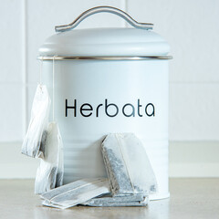 Fototapeta pojemnik biały metalowy do przechowywania herbaty w kuchni. obraz