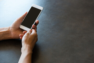 スマホを持つ日本人の男性