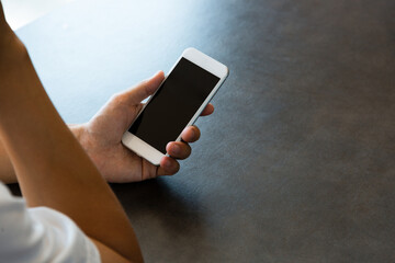 スマホを持つ日本人の男性