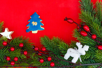 Weichnachtsplätzchen für einen Kalender mit einer Zahl (10) vor rotem Hintergrund