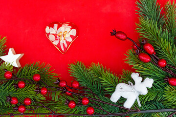 Weichnachtsplätzchen für einen Kalender mit einer Zahl (11) vor rotem Hintergrund