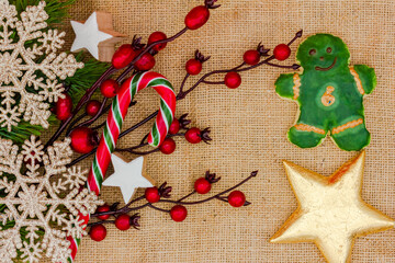 ein Stoffhintergrund mit weihnachtlicher Dekoration für einen Kalender mit einer Zahl (6)
