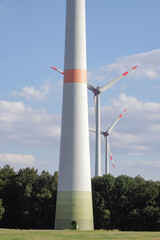 Windräder in Landschaft
