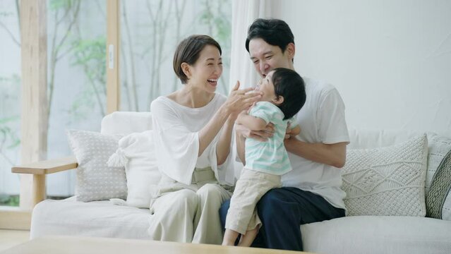 笑顔の家族（育児・子育て・ファミリー）