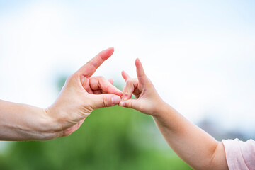 手遊びする親子