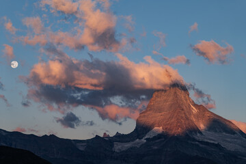 Fototapeta premium Sunrise with a view of the Materrhorn peak on Lake Stellisee, golden hour, Zermatt, Switzerland