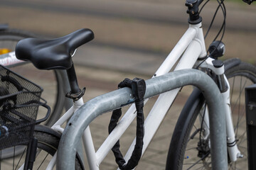 Fototapeta na wymiar Ein Fahrrad mit einem Fahrradschloss gesichert