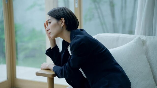 60p　ストレスで頭痛になるビジネスウーマン