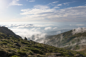 Naklejka premium 山と雲