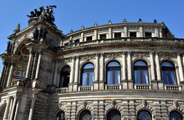 Fototapeta na wymiar Semperoper im Zentrum von Dresden
