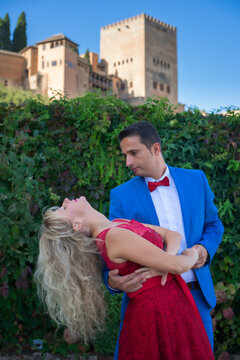 Pareja de novios bailan en el jard&iacute;n 
