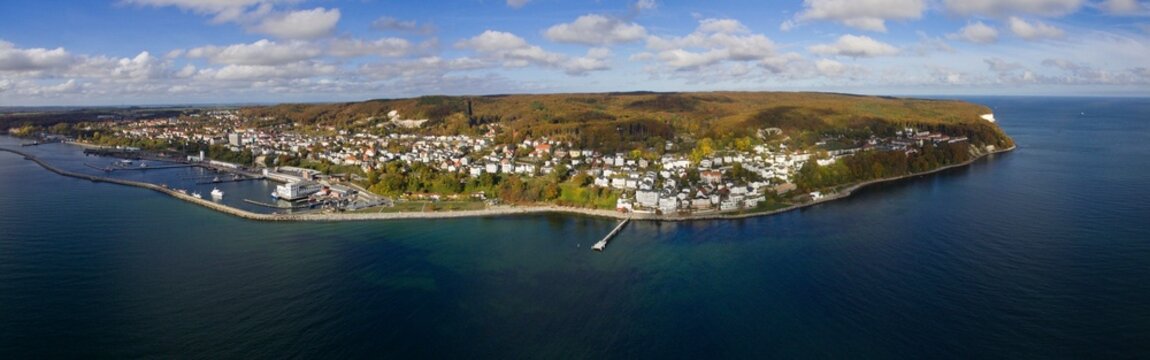 Hafenstadt Sassnitz auf der Insel R&uuml;gen Mecklenburg-Vorpommern Ostseek&uuml;ste Luftaufnahme Panorama