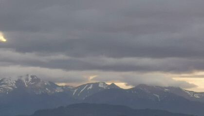 Vette dei monti appennini prima della tempesta