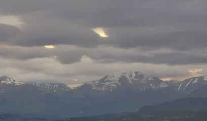 Fototapeta na wymiar Vette dei monti appennini prima della tempesta