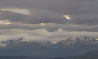 Fototapeta na wymiar Vette dei monti appennini prima della tempesta