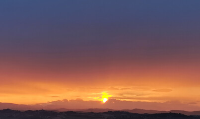 hdr Sole luminoso al tramonto sopra i monti e le colline