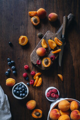 Préparation et découpe de fruits sur table en bois