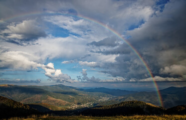 arc en ciel sur la montagne
