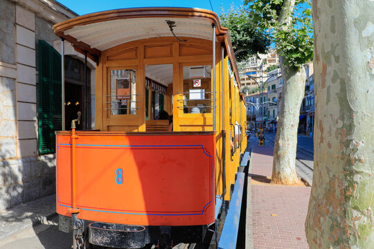 Tranv&iacute;a de madera que va de S&oacute;ller al Puerto de S&oacute;ller, parado en la estaci&oacute;n. Mallorca, Islas Baleares, Espa&ntilde;a.