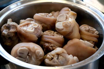 茹でた豚足先