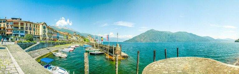 Fototapeta na wymiar Hafen von Cannobio, Lago Maggiore, Italien