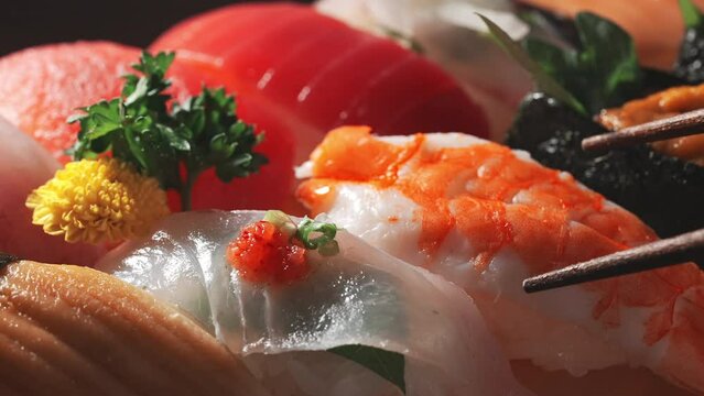 箸で寿司を食べる