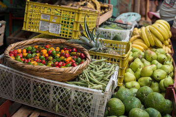 puesto de verduras de feria ambulante 