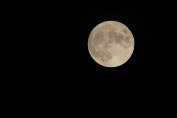 美しく輝く中秋の名月