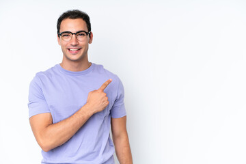 Obraz premium Young caucasian man isolated on white background pointing to the side to present a product