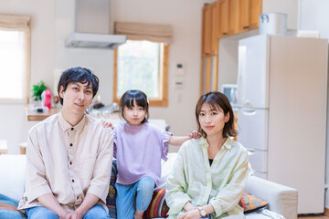 Obraz premium おうちで仲良く過ごす家族