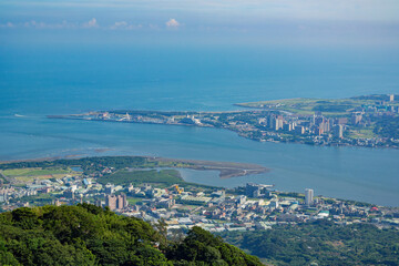 Obraz premium Aerial view of the Guanyin Shan Scenic Area and Taipei cityscape
