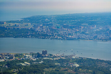 Obraz premium Aerial view of the Guanyin Shan Scenic Area and Taipei cityscape