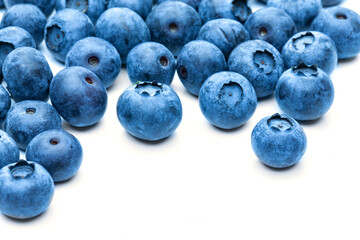 Frisch geerntete Heidelbeeren im Herbst