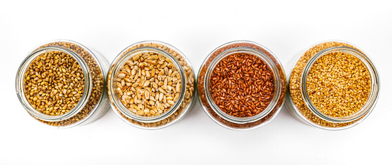 Vorratsgläser gefüllt mit Nüssen, Körnern  und Getreide