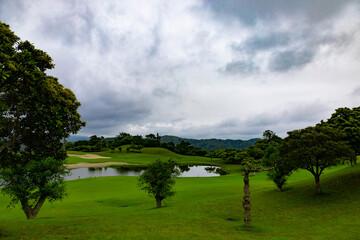 南国風リゾートの美しいゴルフ場・ゴルフコースで怪しい空模様と雷雲（千葉県富津市）