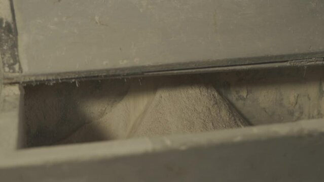 vieille machine &agrave; moudre la farine dans un mouline moderne