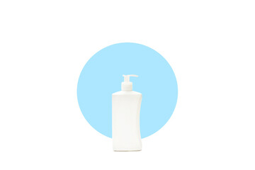 Botella de crema blanca de plástico sobre un fondo blanco junto a un círculo de color celeste....