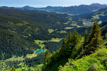 Urlaub im Kleinwalsertal, Österreich: Wanderung am Grat vom Walmendinger Horn Richtung Grünhorn -...